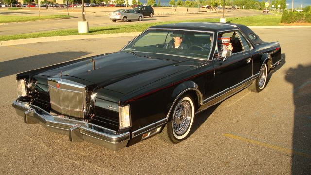 Dave Stepniak's 78 Lincoln Mark V wins the EMS Best Engine prize